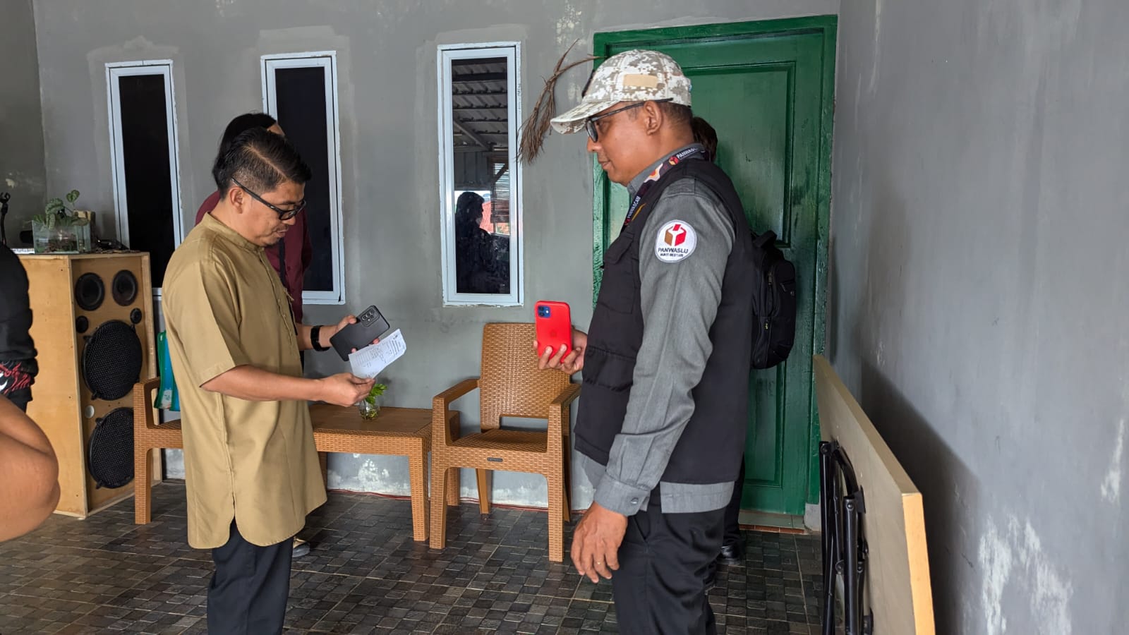 Ketua Bawaslu Kota Tanjungpinang (M. Yusuf HM, M.Ed) melakukan pengawasan di salah satu rumah warga bersama PKD