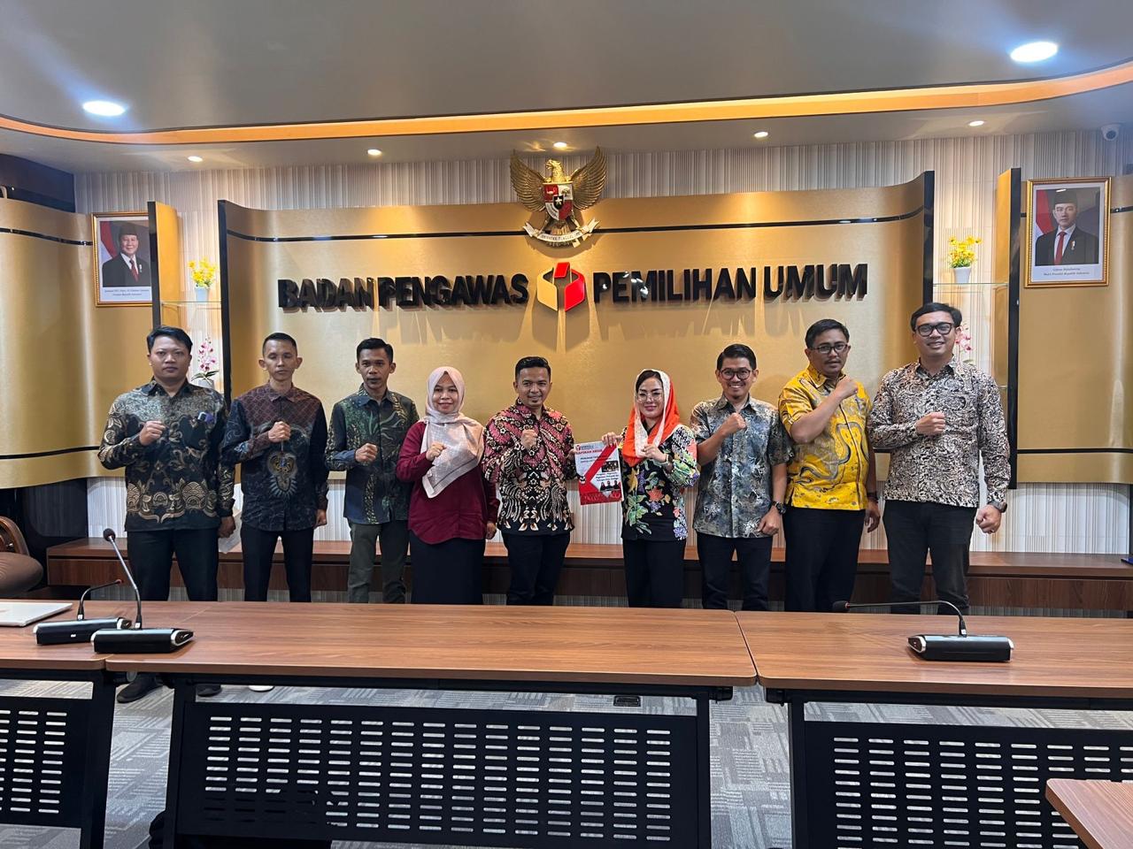 Bawaslu Kota Tanjungpinang menyerahkan Laporan Akhir Pengawasan ke Kantor Bawaslu RI