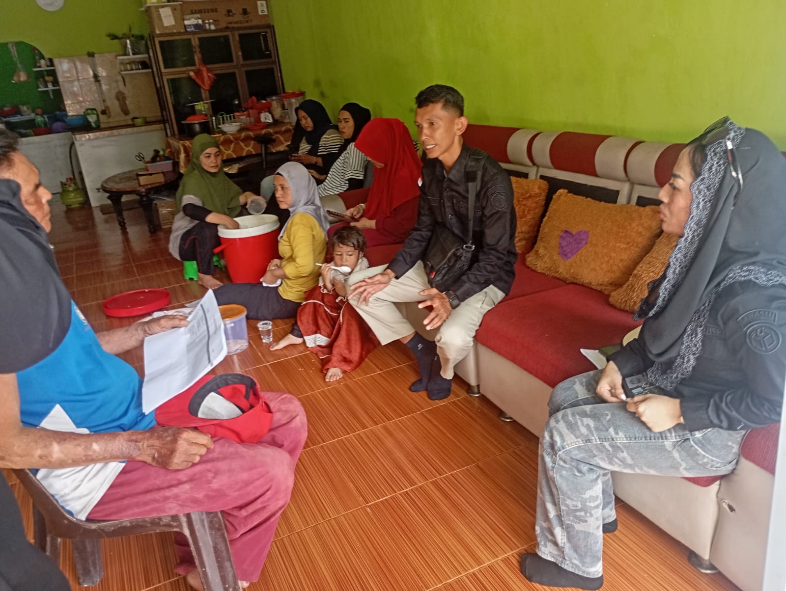 Koordiv. HP2H Bawaslu Kota Tanjungpinang (Rapida Nuriana, S.Pd.MM) melakukan validitas kepada masyarakat kota tanjungpinang