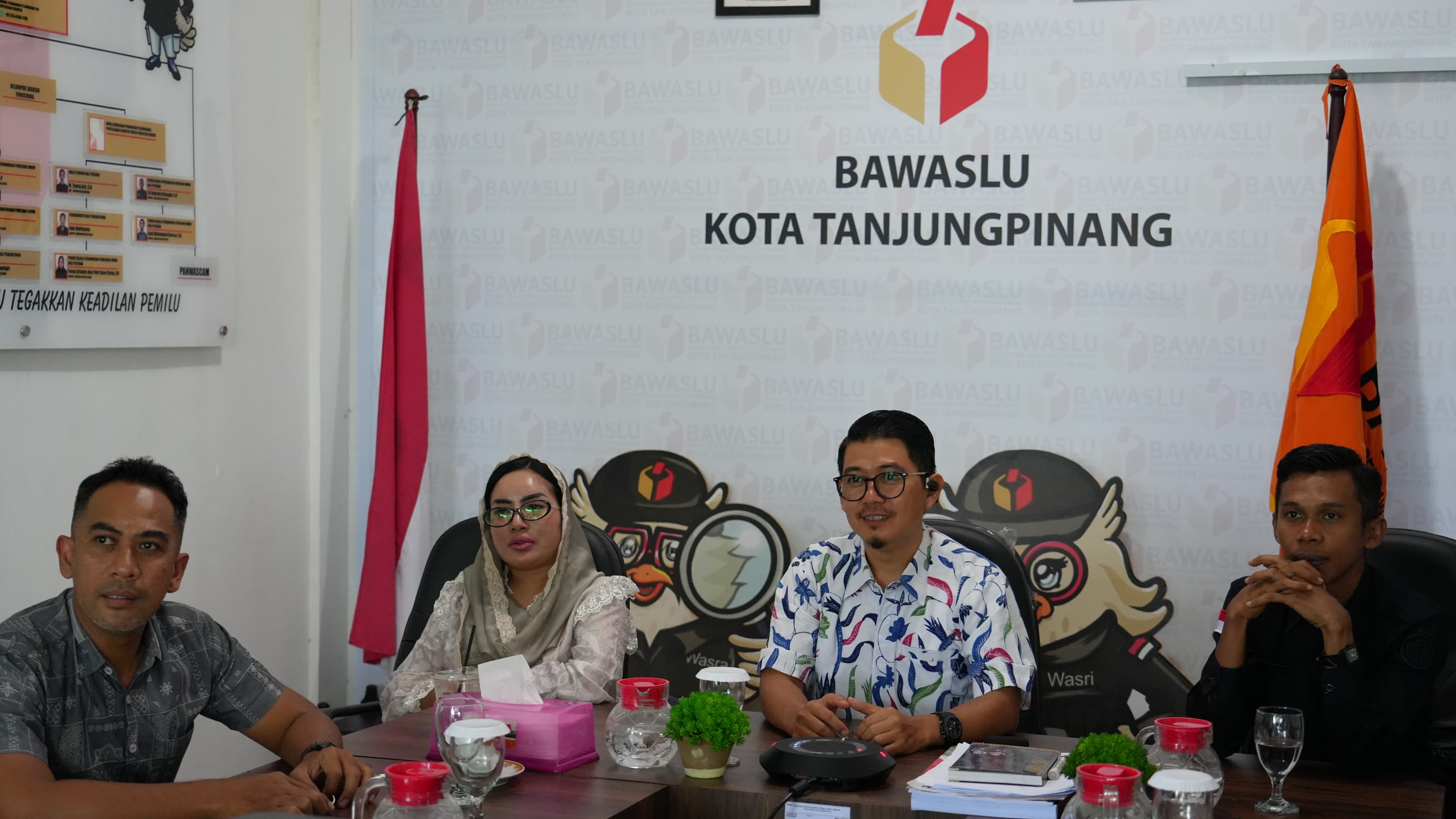 Ketua dan Anggota beserta Kepala Sekretariat Bawaslu Kota Tanjungpinang Hadiri kegiatan Penganugerahan Kehumasan