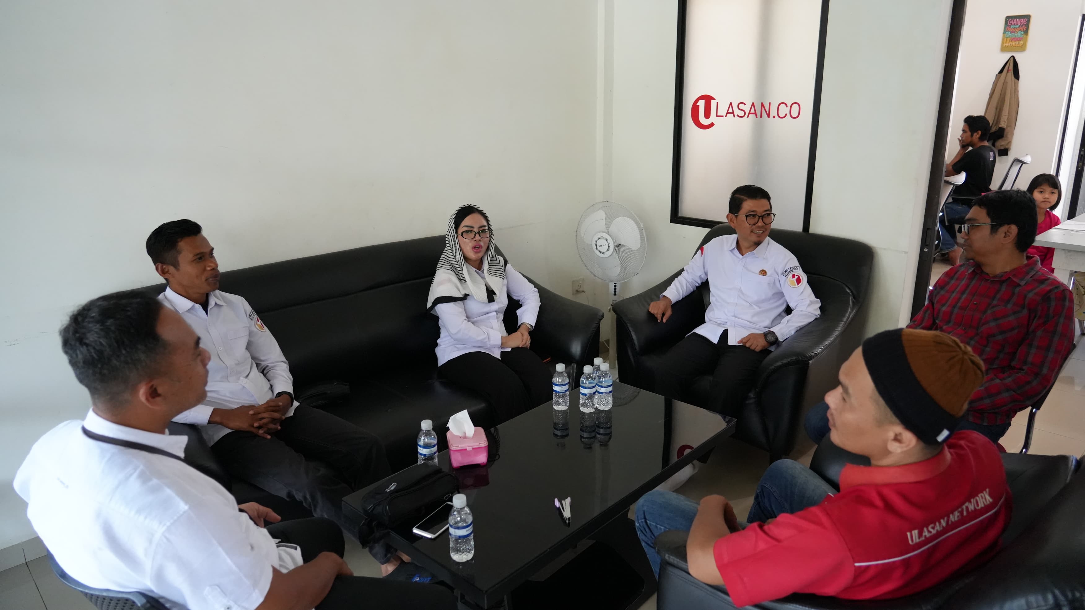 Bawaslu Kota Tanjungpinang mengunjungi salah satu media di Tanjungpinang terkait isu Pemisahan Pemilu dan Pilkada