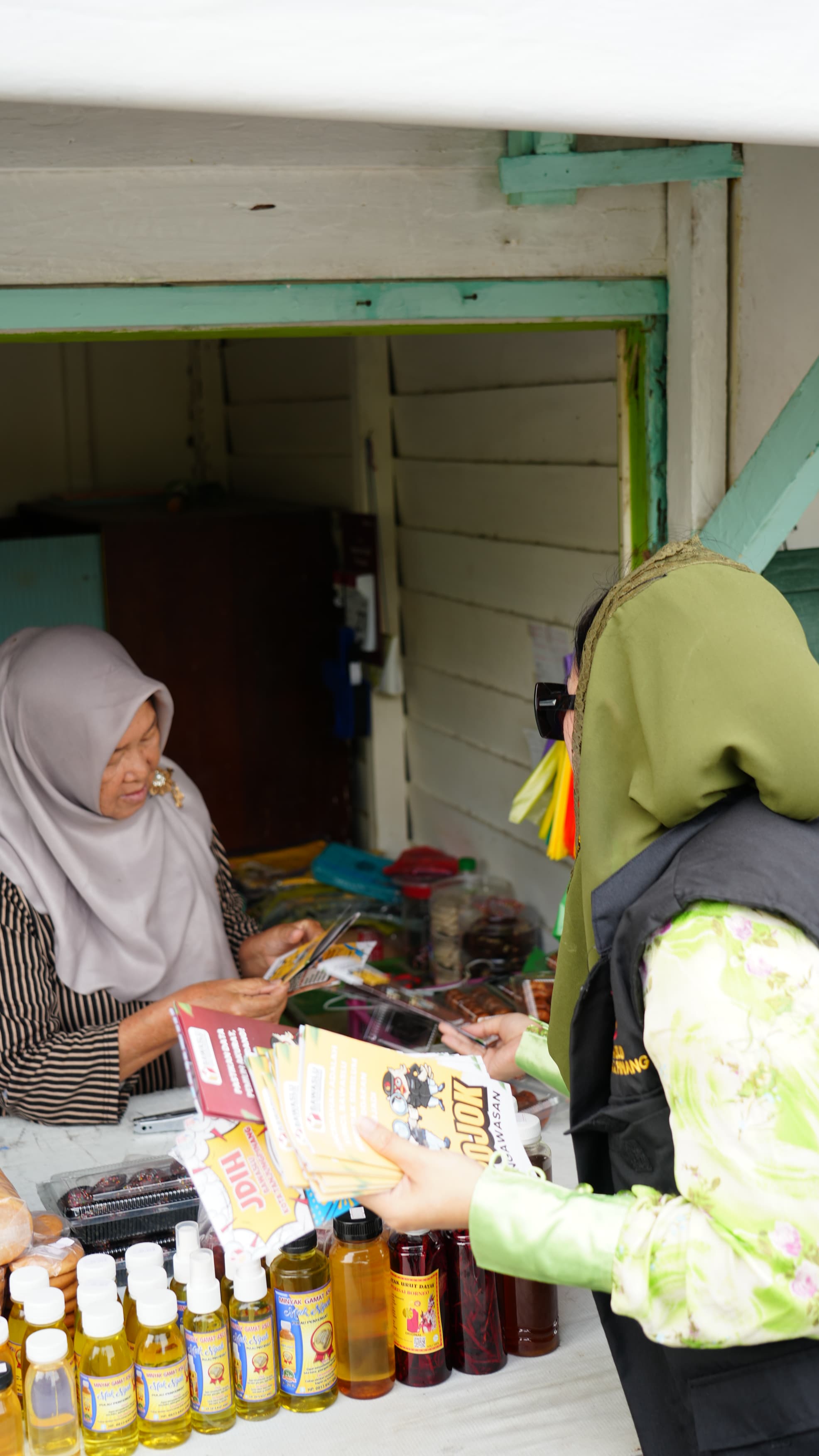 Ngabuburit membagikan brosur di pulau penyengat