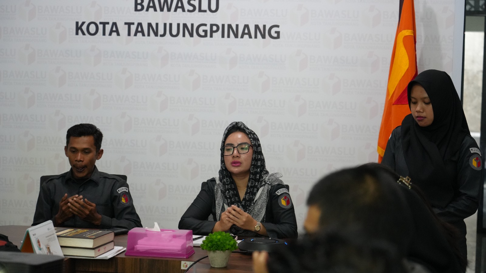 Ngabuburit Pengawasan di Ruang Rapat Bawaslu Kota Tanjungpinang