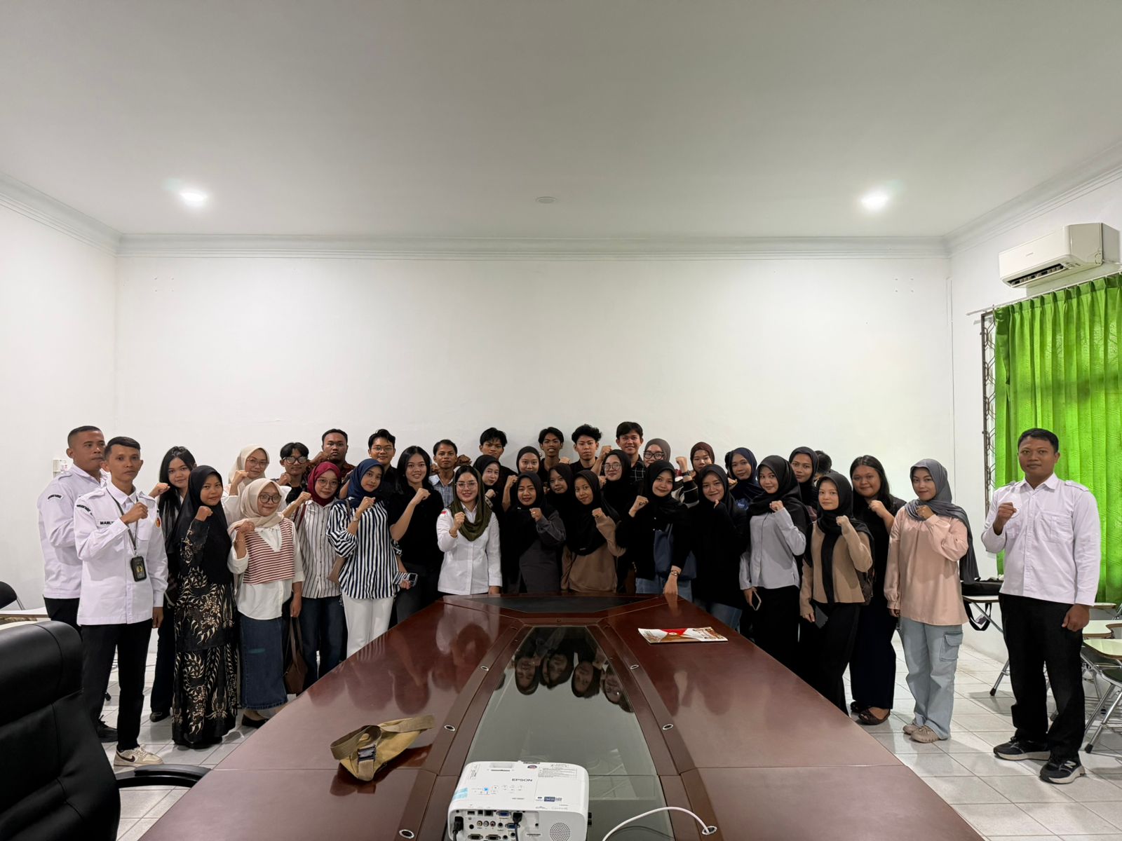 Foto bersama dengan mahasiswa stisipol