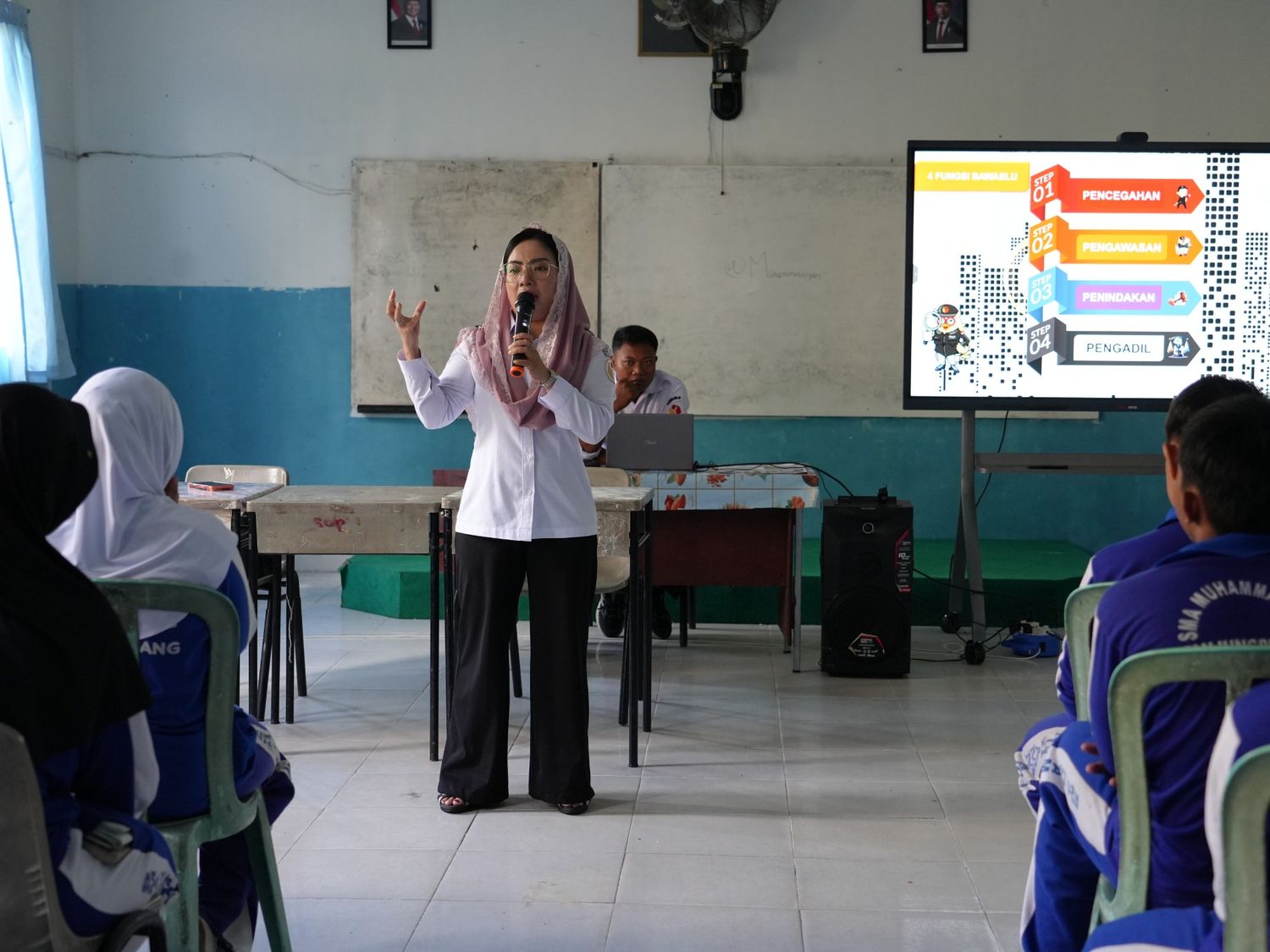 Anggota Bawaslu Kota Tanjungpinang memberikan Materi Pengawasan Partisipatif kepada pelajar SMA Muhammadiyah 