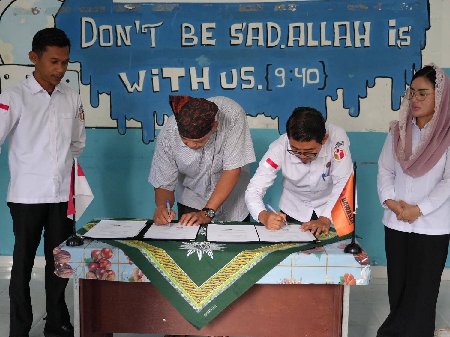 Ketua Bawaslu Kota Tanjungpinang dan Kepala SMAS Muhammadiyah Tanjungpinang melakukan penandatanganan Nota Kesepahaman dan Perjanjian Kerja Sama