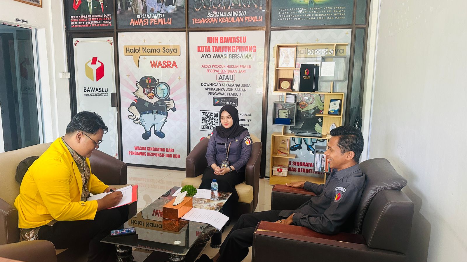 Anggota Bawaslu Kota Tanjungpinang (Bapak Hendri Safutra, S.Pd.,MM) melaksanakan  Diskusi Konsolidasi Demokrasi bersama mahasiswa STISIPOL Raja Haji