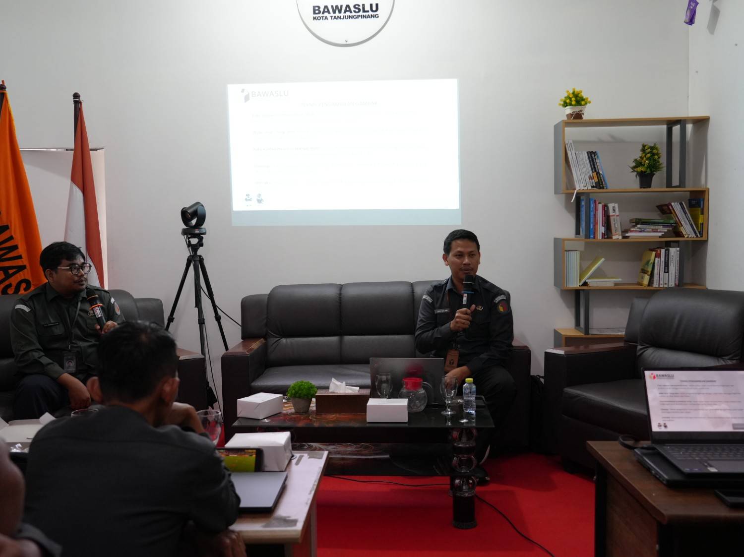 Said Dahlani, S.Sos staf Bawaslu Provinsi Kepri sebagai Narasumber kegiatan kehumasan di Bawaslu Kota Tanjungpinang