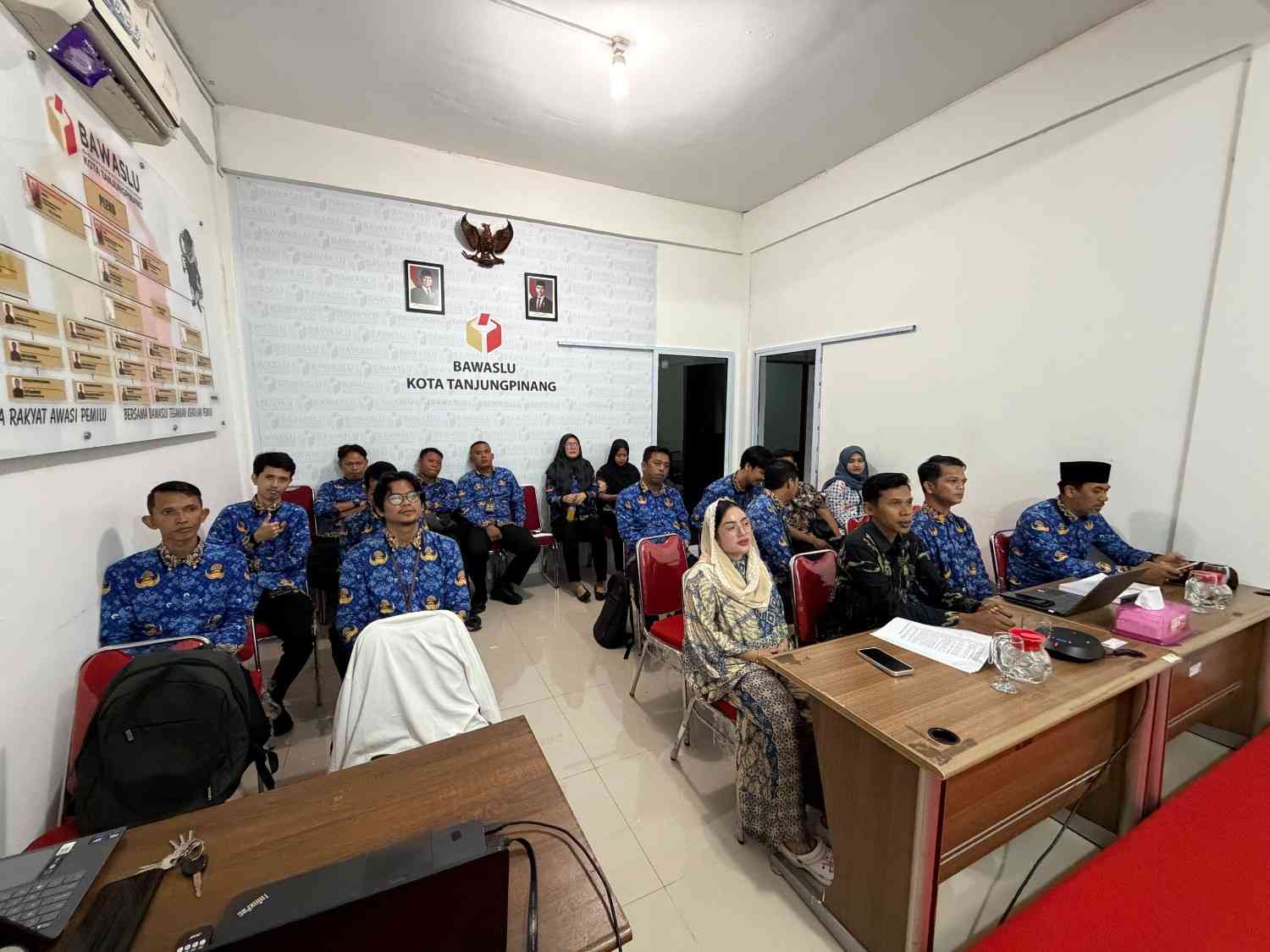 jajaran Bawaslu Kota Tanjungpinang sedang mengikuti rapat Pembinaan IKU 2026