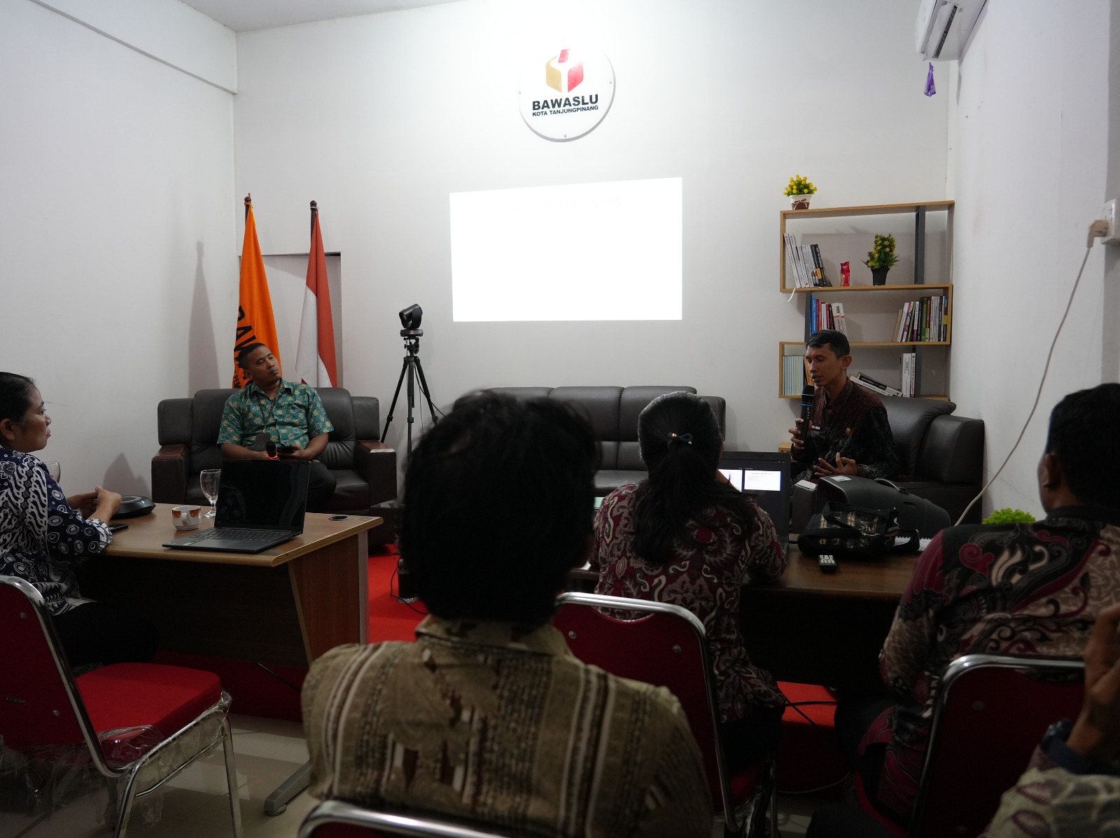 Kegiatan BERBASA-BASI sesi 10 Pematrei Marlis, S.Pd.I dan Moderator M. Nurfajri