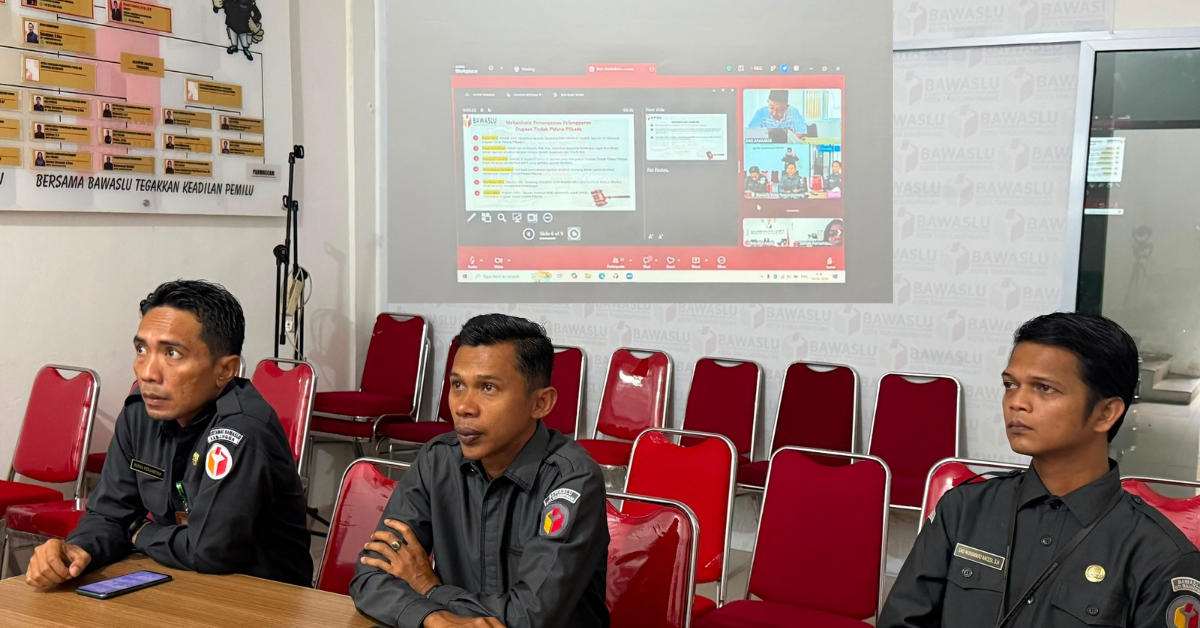 Hendri Safutra, S.Pd.I.,MM (Anggota Bawaslu Kota Tanjungpinang) bersama jajaran Sekretariat mengikuti kegiatan Klinik Penanganan Pelanggaran  