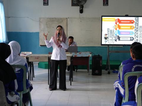 Anggota Bawaslu Kota Tanjungpinang memberikan Materi Pengawasan Partisipatif kepada pelajar SMA Muhammadiyah 