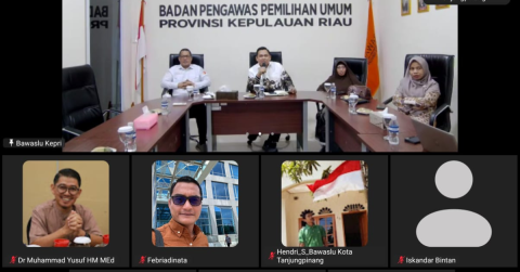 Ketua dan Anggota Bawaslu Kota Tanjungpinang mengikuti Zoom yang diselenggarakab oleh Bawaslu Provinsi Kepri