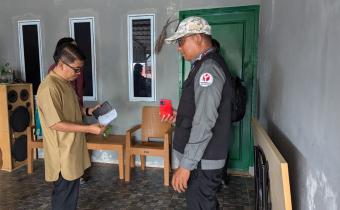 Ketua Bawaslu Kota Tanjungpinang (M. Yusuf HM, M.Ed) melakukan pengawasan di salah satu rumah warga bersama PKD