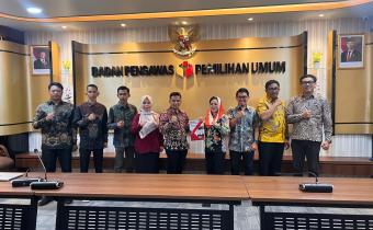 Bawaslu Kota Tanjungpinang menyerahkan Laporan Akhir Pengawasan ke Kantor Bawaslu RI