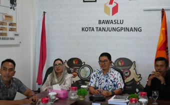 Ketua dan Anggota beserta Kepala Sekretariat Bawaslu Kota Tanjungpinang Hadiri kegiatan Penganugerahan Kehumasan