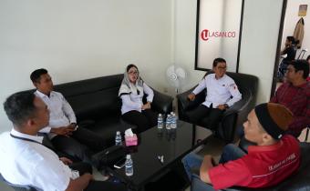 Bawaslu Kota Tanjungpinang mengunjungi salah satu media di Tanjungpinang terkait isu Pemisahan Pemilu dan Pilkada