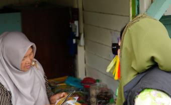 Ngabuburit membagikan brosur di pulau penyengat