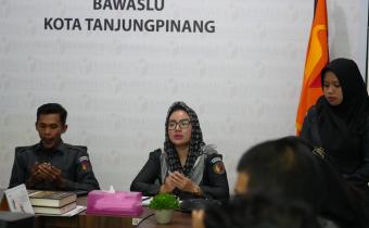 Ngabuburit Pengawasan di Ruang Rapat Bawaslu Kota Tanjungpinang