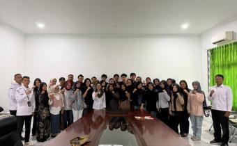 Foto bersama dengan mahasiswa stisipol