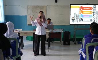 Anggota Bawaslu Kota Tanjungpinang memberikan Materi Pengawasan Partisipatif kepada pelajar SMA Muhammadiyah 
