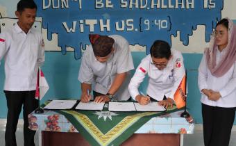 Ketua Bawaslu Kota Tanjungpinang dan Kepala SMAS Muhammadiyah Tanjungpinang melakukan penandatanganan Nota Kesepahaman dan Perjanjian Kerja Sama