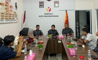 Bawaslu Kota Tanjungpinang melaksanakan diskusi bersama Pengurus Himpunan Mahasiswa Islam (HMI) Cabang Tanjungpinang-Bintan
