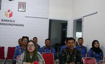 Anggota Bawaslu Kota Tanjungpinang mengikuti kegiatan Zoom Meeting yang diselenggarakan oleh Bawaslu Provinsi Kepri