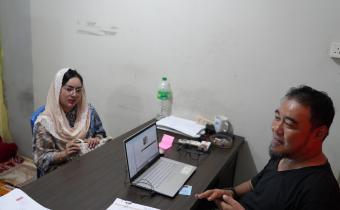 Anggota Bawaslu Kota Tanjungpinang sesang melaksanakan Koordinasi bersama Kepala Seksi Pemerintahan Kelurahan Kampung Bugis