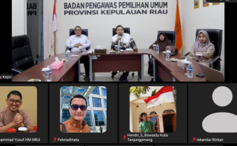 Ketua dan Anggota Bawaslu Kota Tanjungpinang mengikuti Zoom yang diselenggarakab oleh Bawaslu Provinsi Kepri