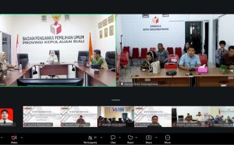 Rapida Nuriana,S.Pd.,MM (Anggota Bawaslu Kota Tanjungpinang) bersama staf sekretariat mengikuti Rakor P2H