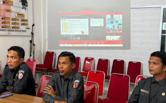 Hendri Safutra, S.Pd.I.,MM (Anggota Bawaslu Kota Tanjungpinang) bersama jajaran Sekretariat mengikuti kegiatan Klinik Penanganan Pelanggaran  